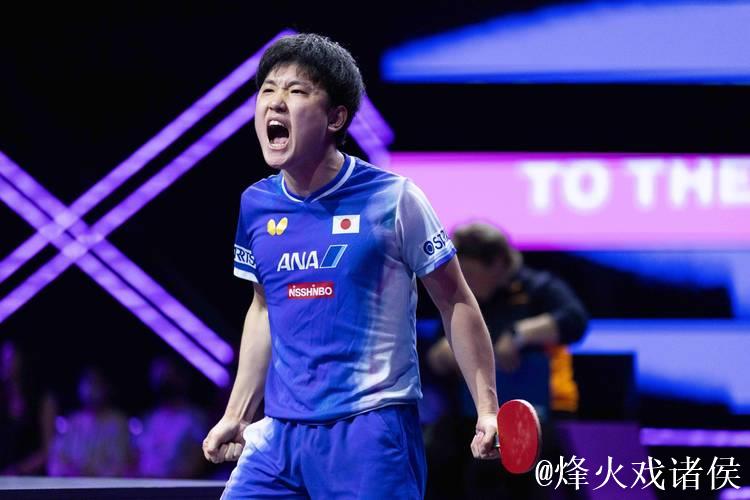 张本智和回日本！第一时间秀奖杯，笑得合不拢嘴，豪言明年拿世一